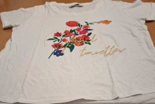 Camiseta Blanca con Estampado Floral
