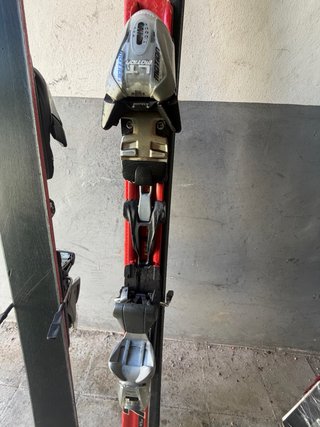 Esquís Völkl AX2 con fijaciones y bastones