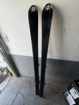 Esquís Völkl AX2 con fijaciones y bastones