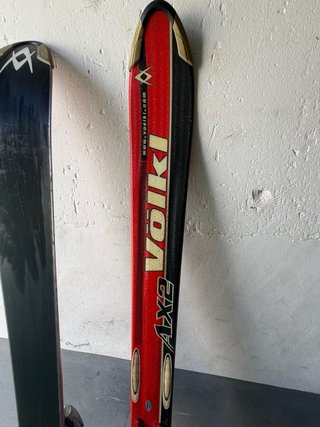 Esquís Völkl AX2 con fijaciones y bastones