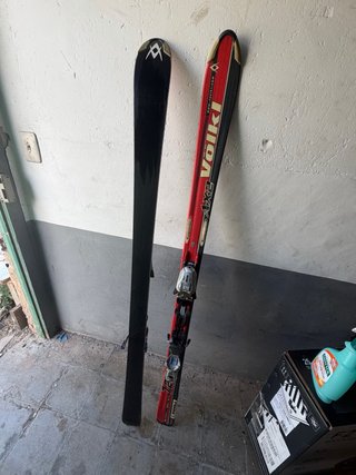 Esquís Völkl AX2 con fijaciones y bastones