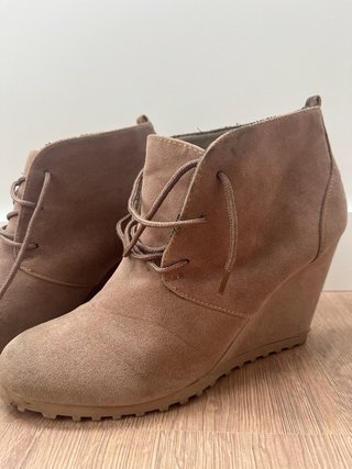 Botines de tacón cuña color beige