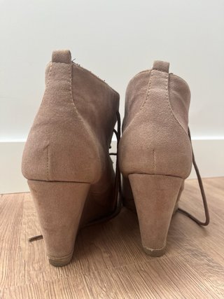 Botines de tacón cuña color beige