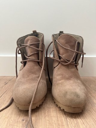 Botines de tacón cuña color beige