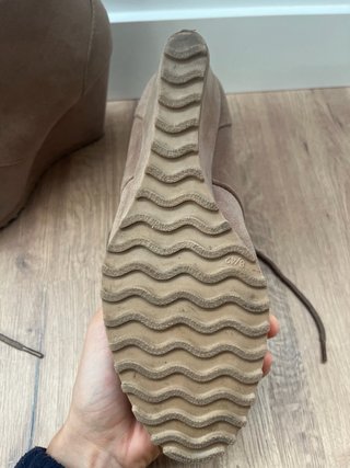 Botines de tacón cuña color beige