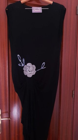 Vestido negro midi con flor