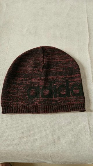 Gorro Adidas Negro y Rojo