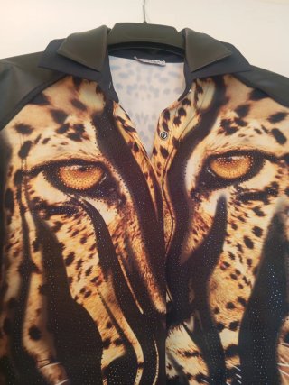 Camisa(Turkia )Negra print , brillos y Polipiel