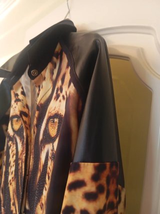 Camisa(Turkia )Negra print , brillos y Polipiel