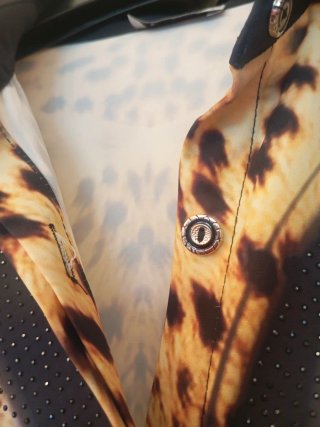 Camisa(Turkia )Negra print , brillos y Polipiel