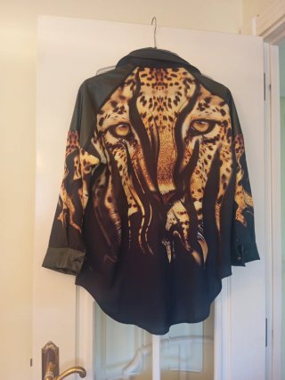 Camisa(Turkia )Negra print , brillos y Polipiel