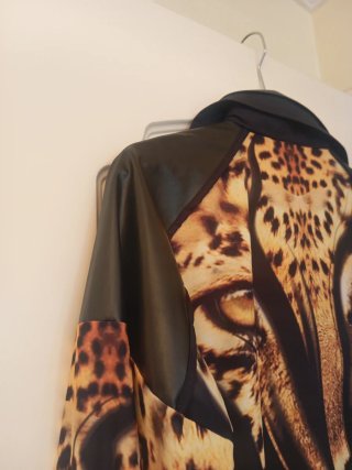 Camisa(Turkia )Negra print , brillos y Polipiel