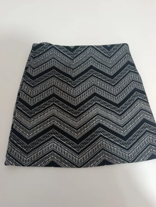 Falda corta con estampado zigzag