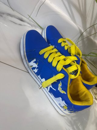 Zapatillas azules y amarillas con estampado