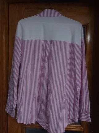 Blusa de rayas rosa y blanca