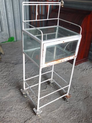 Mesa médica antigua con ruedas