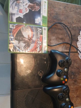 Consola Xbox 360 E + 2 Juegos + 2 mandos