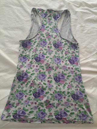 Camiseta tirantes gris con flores lilas y rosas