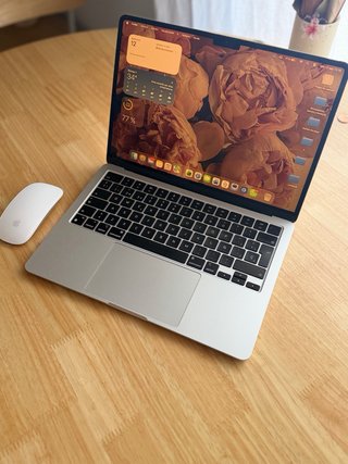 MacBook Air M2 Plateado con raton y cu caja