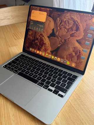 MacBook Air M2 Plateado con raton y cu caja