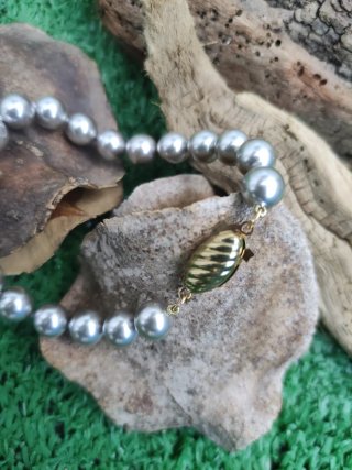 Pulsera Perlas Grises y Cierre Dorado