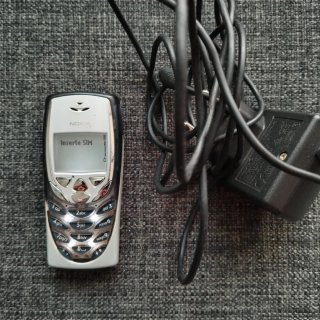 Teléfono Nokia 8310 Plata con Cargador