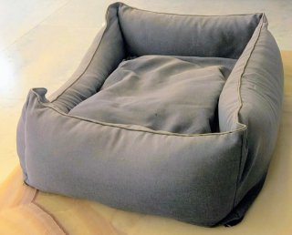 Letto per cani grigio