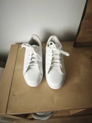 Zapatillas Deportivas Blancas de piel . Talla 39