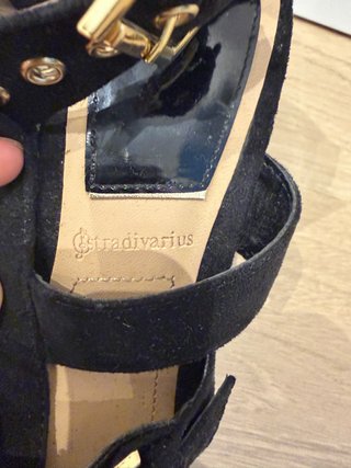 Sandalias tacon Negras Stradivarius con Hebillas