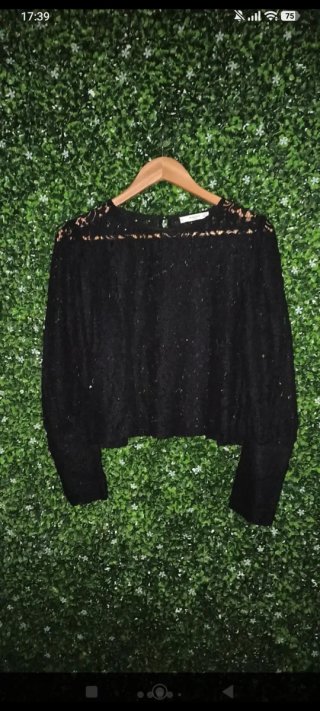 Blusa crop negra encaje