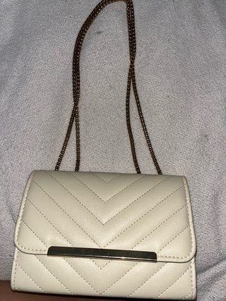 Bolso de hombro beige con cadena