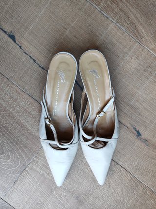 Zapatos destalonados Cotton piel blancos talla 36