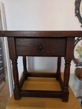Mesa de noche estilo castellano – Madera maciza.
