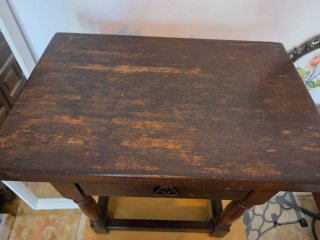 Mesa de noche estilo castellano – Madera maciza.