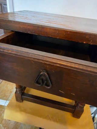 Mesa de noche estilo castellano – Madera maciza.