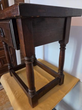 Mesa de noche estilo castellano – Madera maciza.