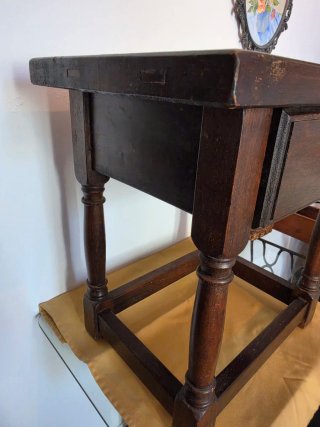 Mesa de noche estilo castellano – Madera maciza.