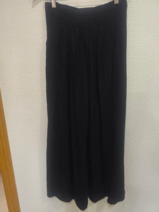 Pantalón Negro de Gasa,con elástico en la cintura.