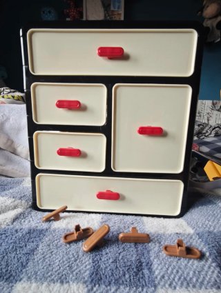 Cajonera de plástico beige con tiradores marrones
