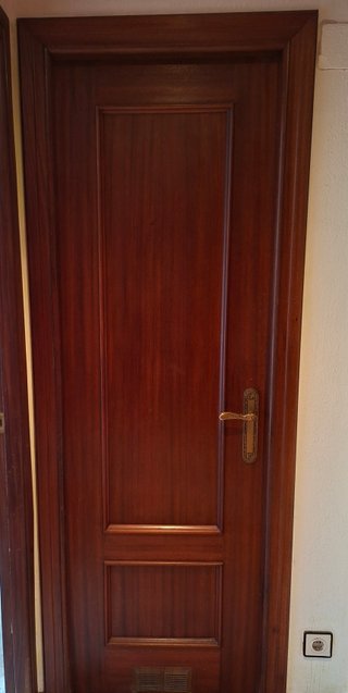 Tres Puertas de interior de madera y 2 con cristal