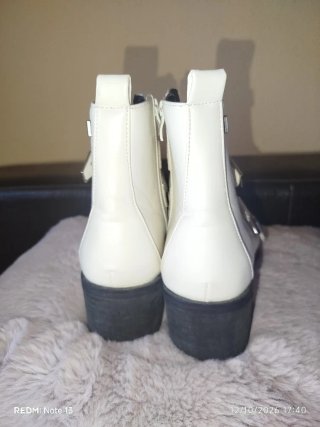 Botín mujer con hebillas y tachuelas