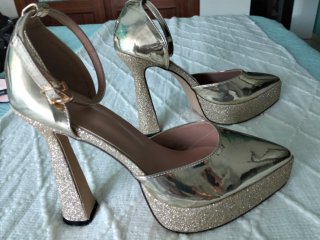 Zapatos de fiesta dorados