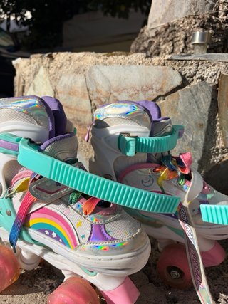 Patines infantiles con diseño de arcoíris