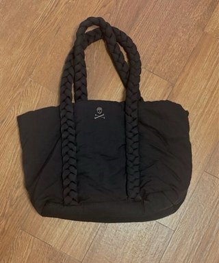Bolso negro Scalpers con asas trenzadas.