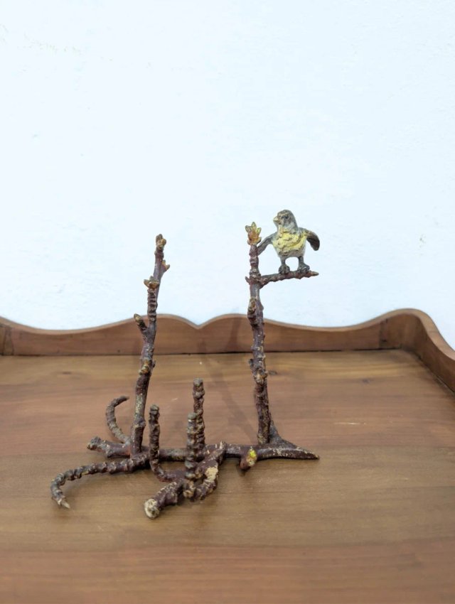 Antiguos candelabros victorianos de bronce .