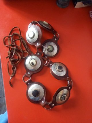 Cinturón de cuero con remaches
