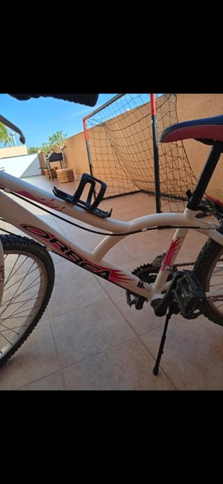 Bicicleta Orbea Blanca y Rosa