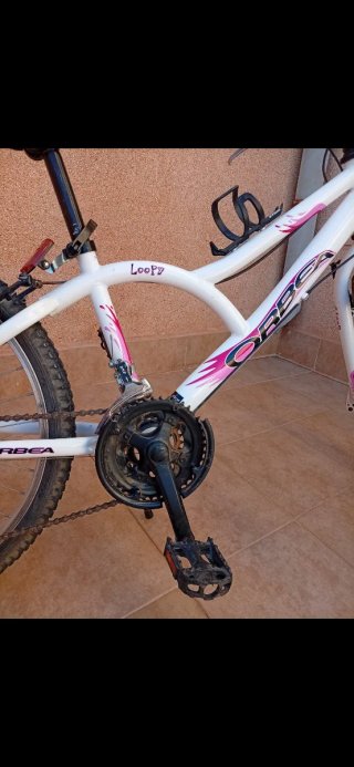 Bicicleta Orbea Blanca y Rosa