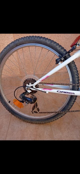 Bicicleta Orbea Blanca y Rosa