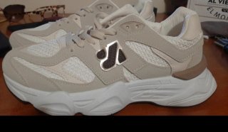 Deportivas beige y blancas